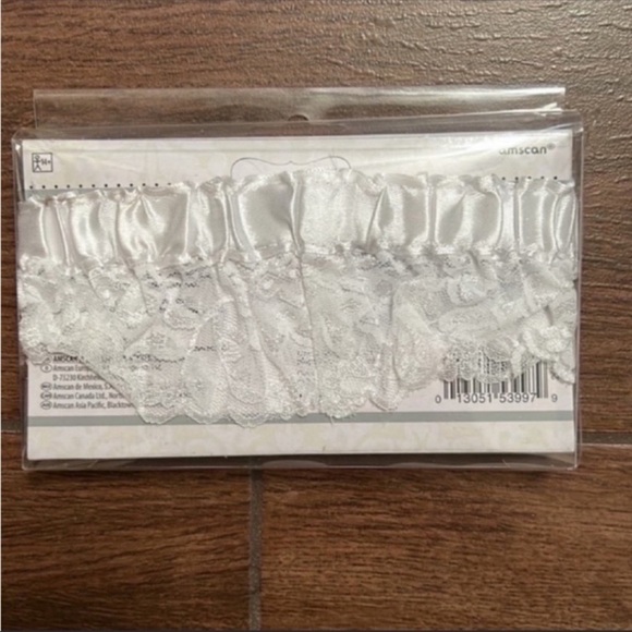 🆕 Brand new Garter Belt in White w/lace and a Charm Accent bead for future use - Picture 3 of 4